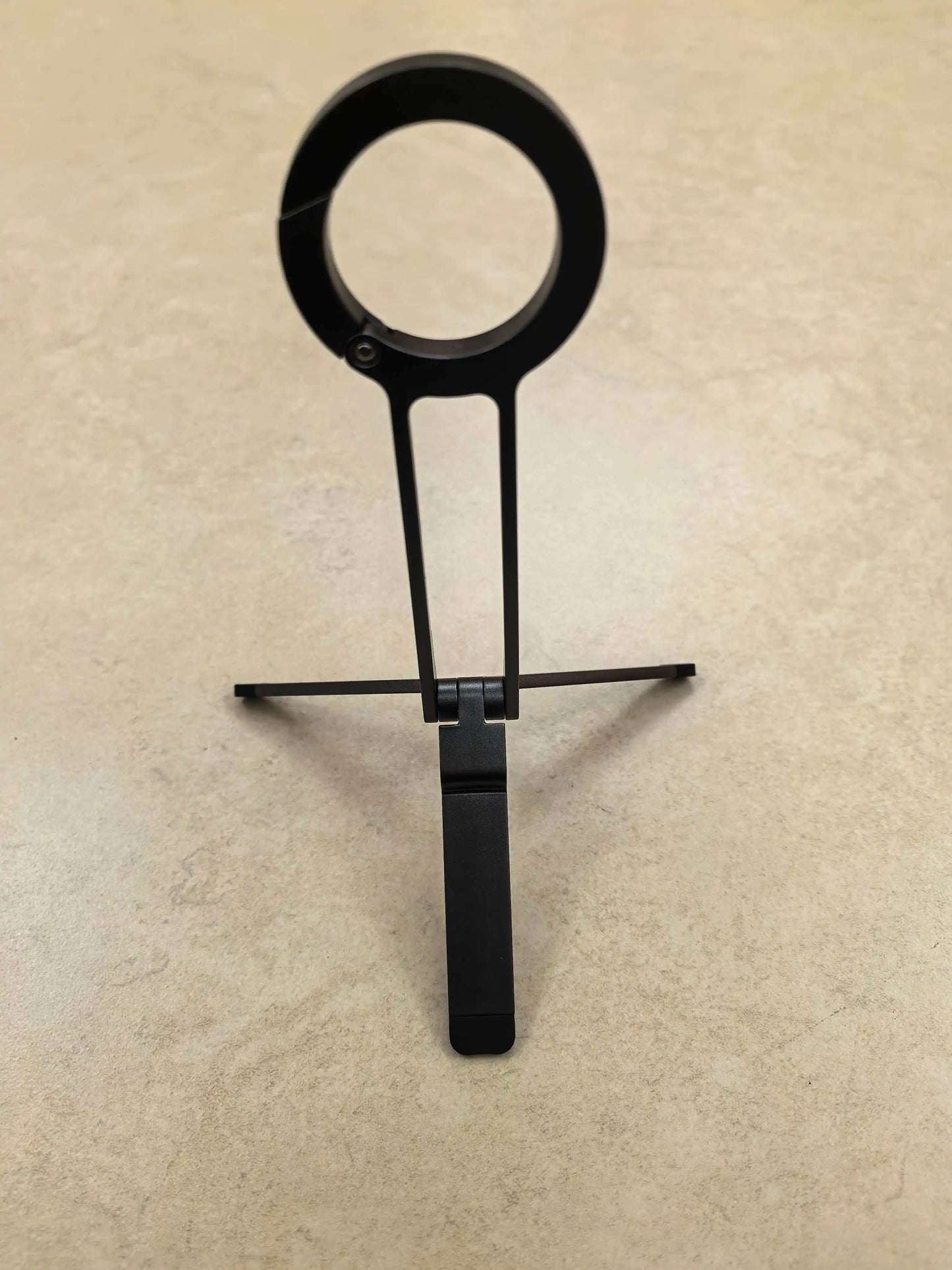 Portable Magnetic Absorption Multi-Function Mobile Phone Stand Carabiner Hanging Design for Hiking Durable Support for Phones